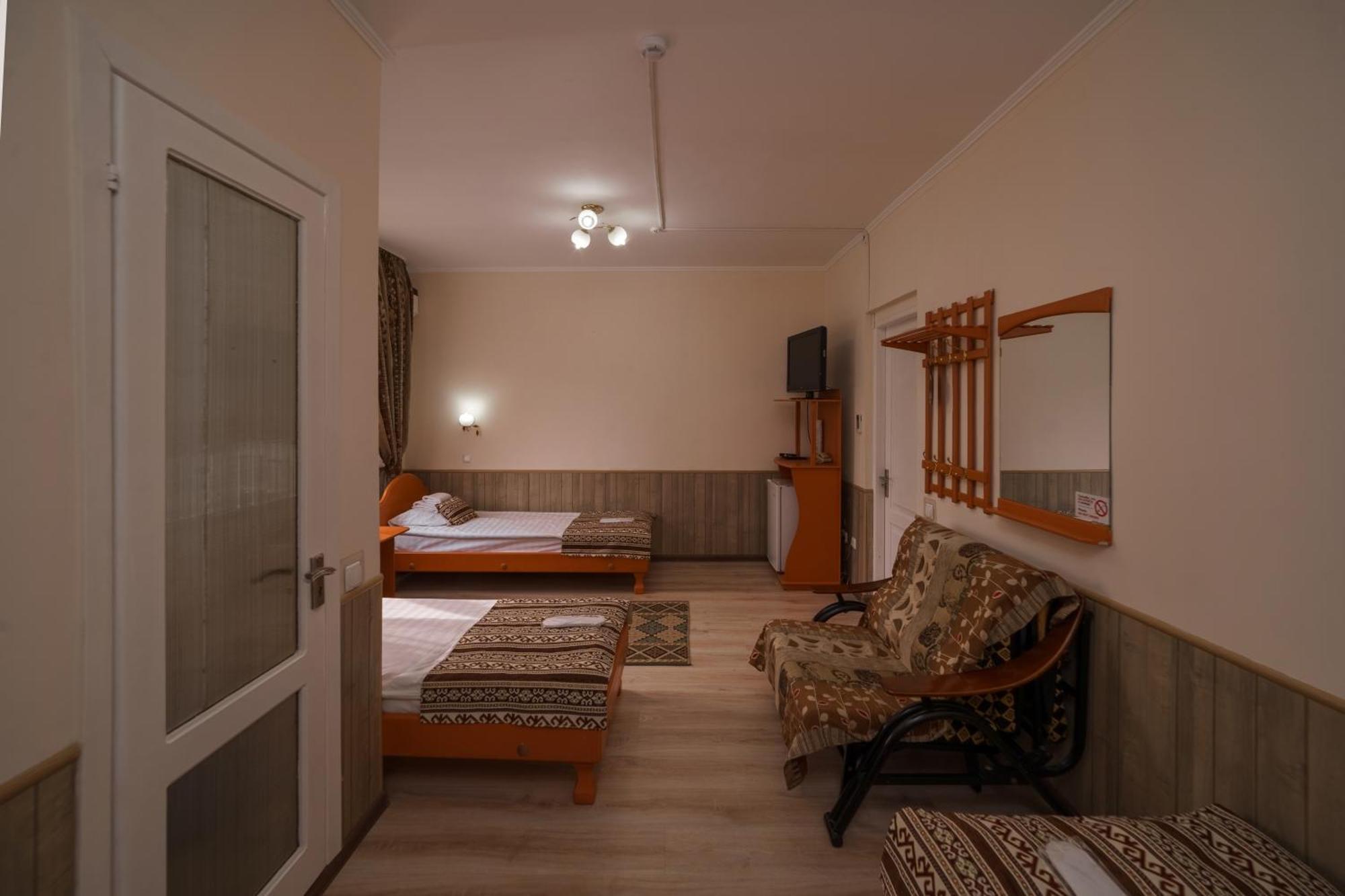 Alpinist Hotel Bishkek Exterior photo