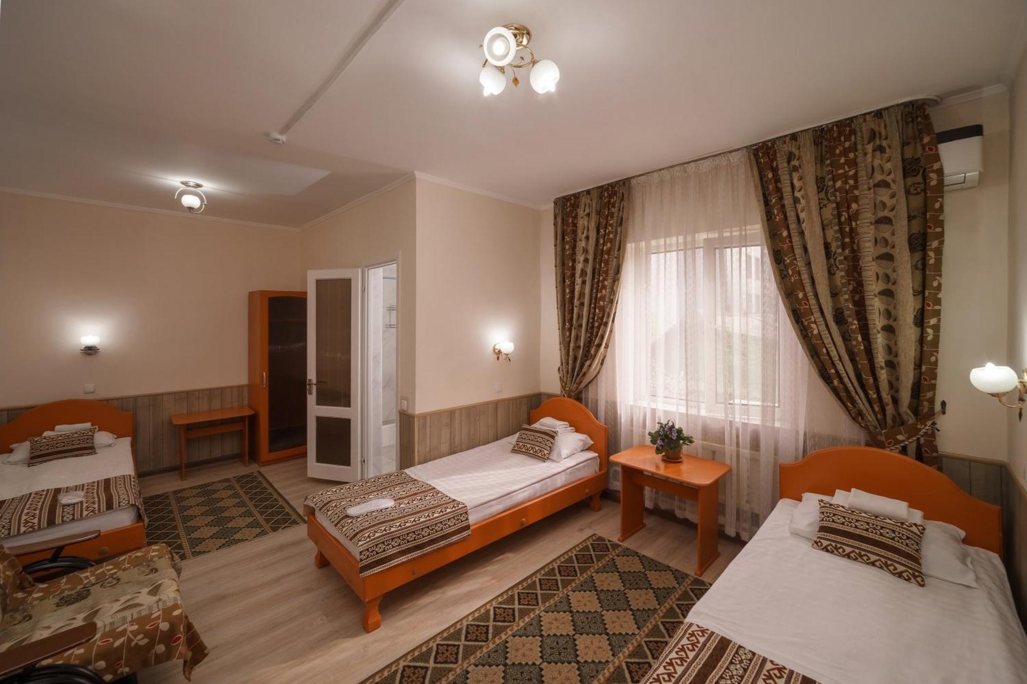 Alpinist Hotel Bishkek Exterior photo