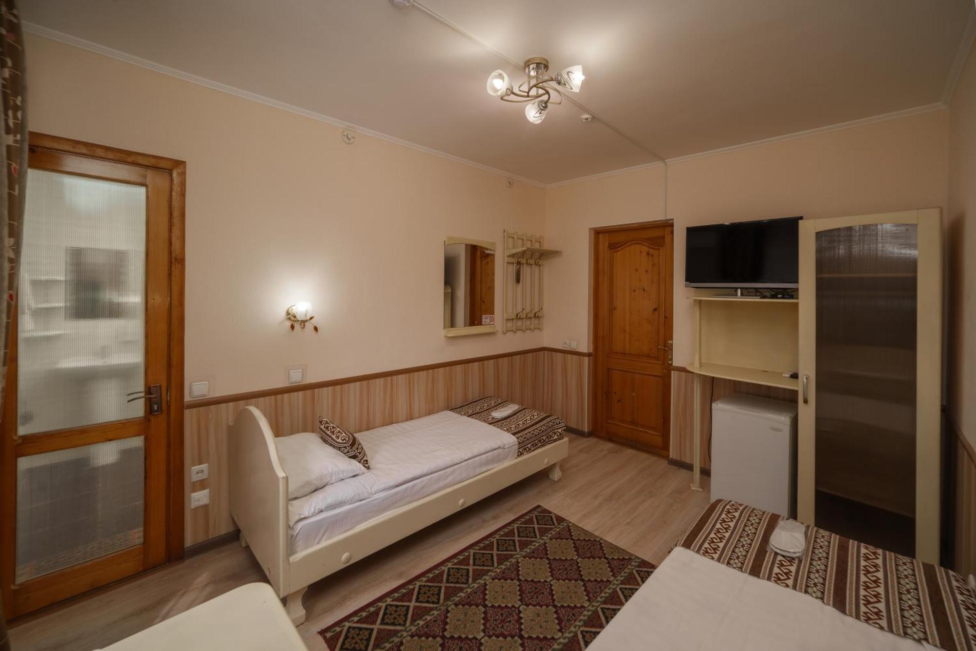 Alpinist Hotel Bishkek Exterior photo