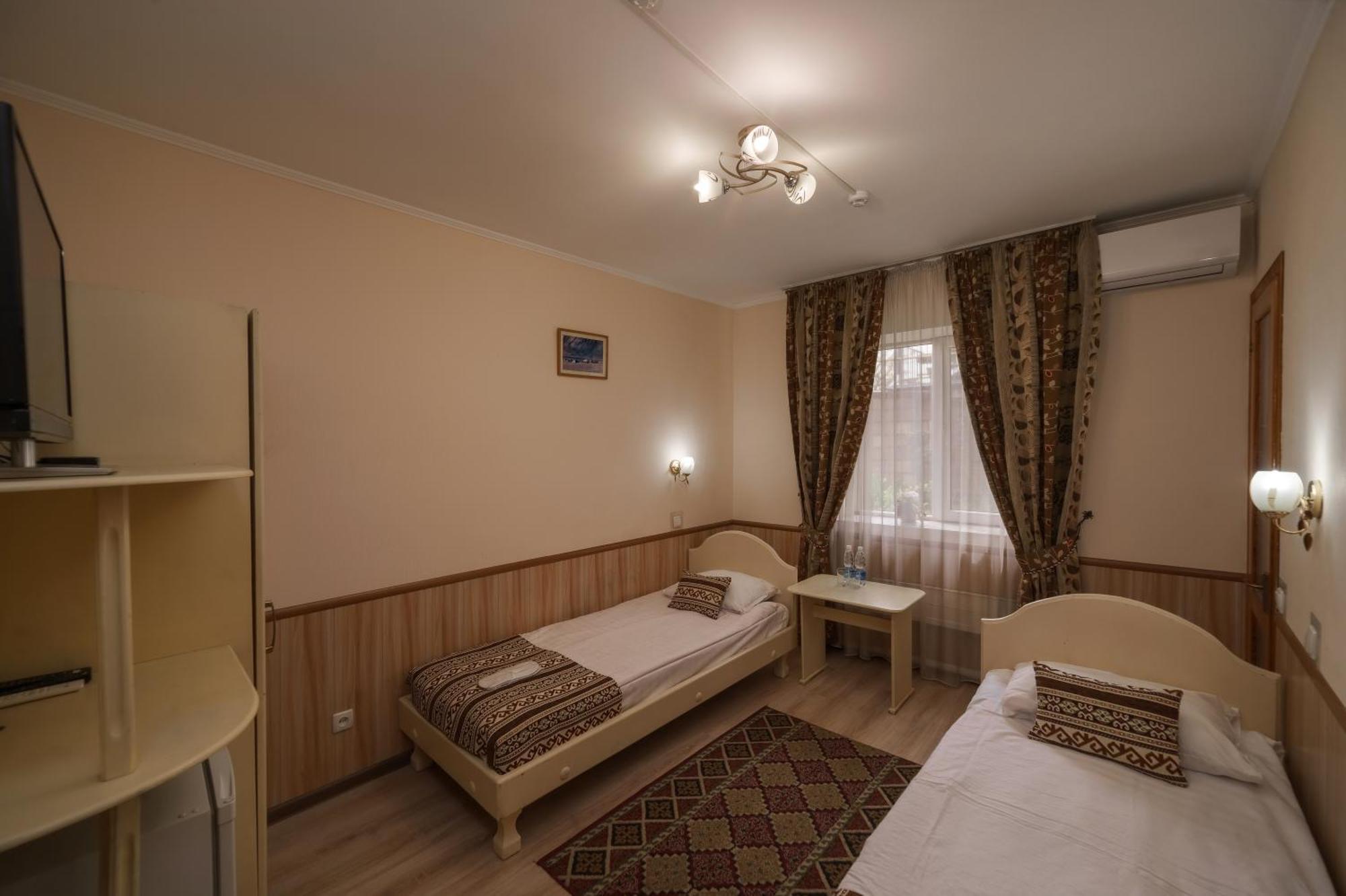 Alpinist Hotel Bishkek Exterior photo