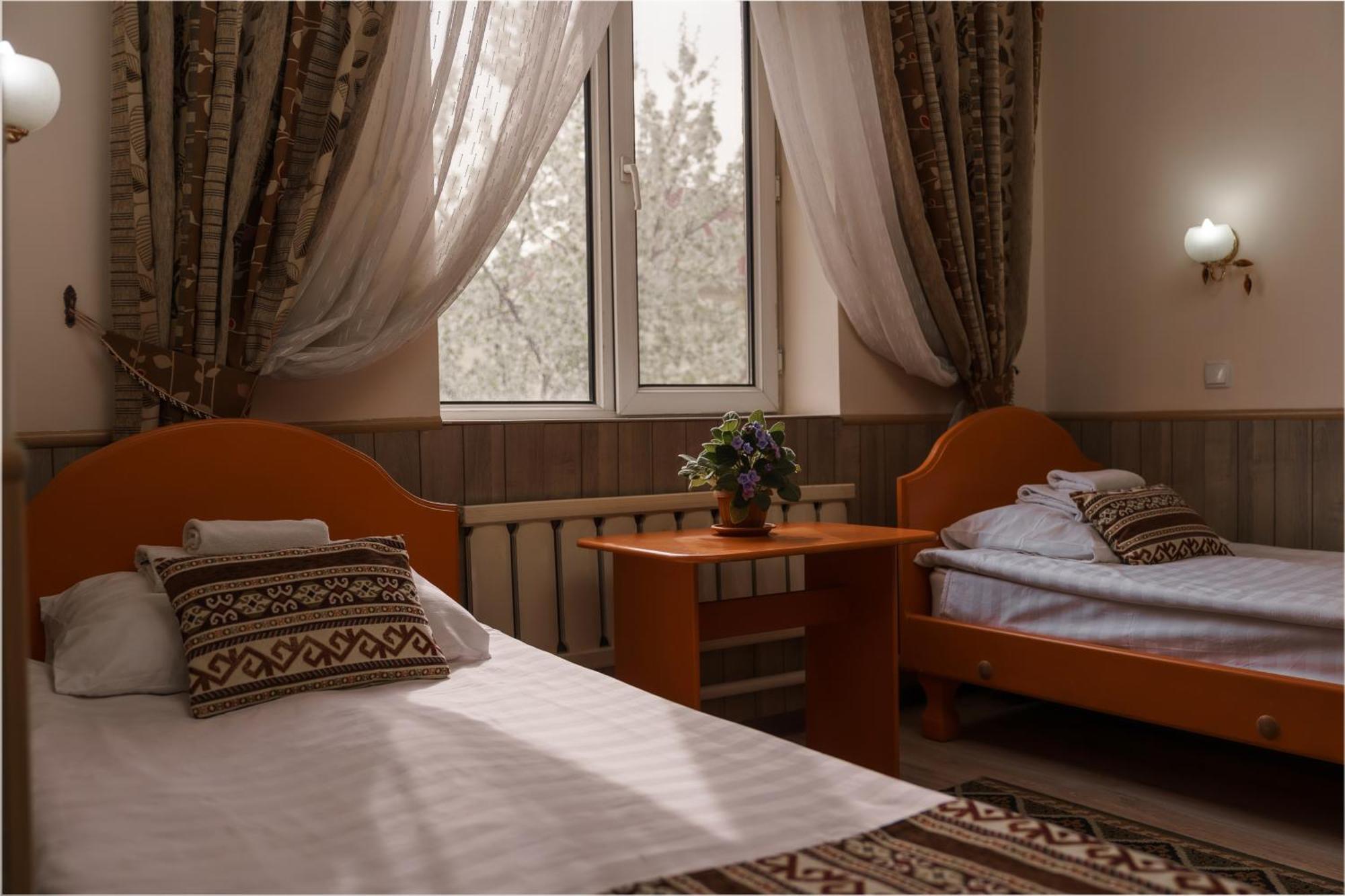Alpinist Hotel Bishkek Exterior photo