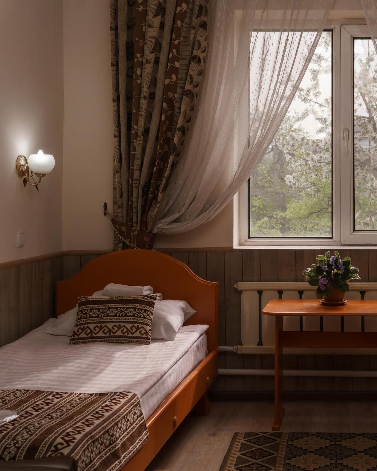 Alpinist Hotel Bishkek Exterior photo
